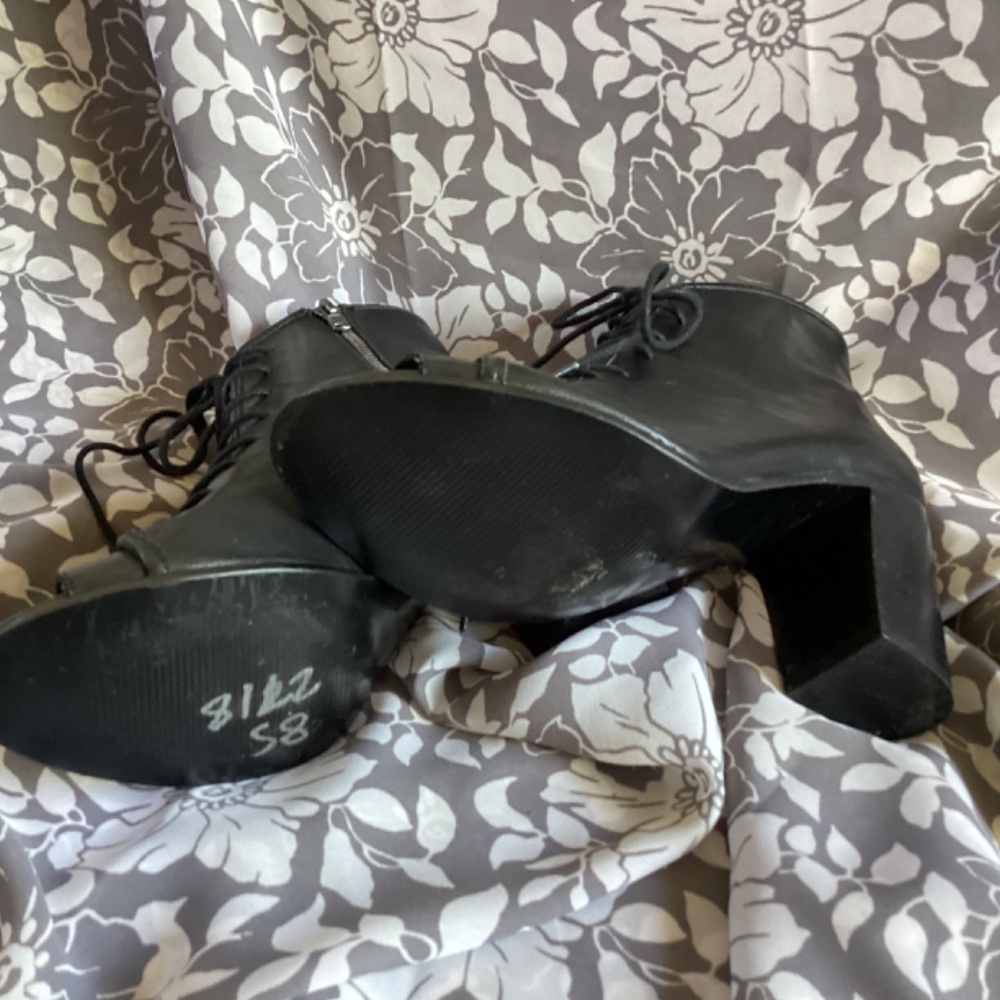Steve Madden Black Peep Toe Mid Heel - Picture 6 of 7
